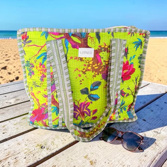 Felgroene handgemaakte Lovings-tas met bloemenprint op het strand